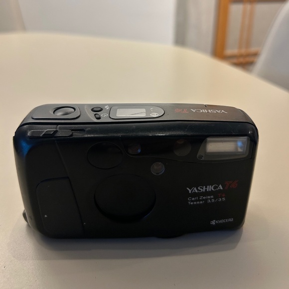 Yashica T4 Super D 35mm Point & Shoot Film Camera (flash working on and off) - Picture 1 of 7